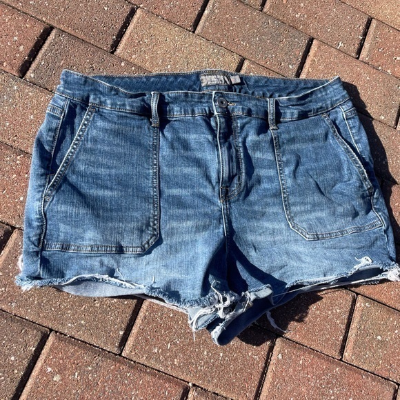 Torrid Cut Off Denim Shorts Size 18 - Picture 1 of 5